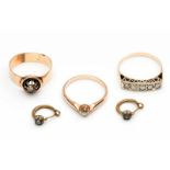 Drie 14krt. gouden ringen en een paar fijne creolen, 19e/20e eeuw. Alle gezet met oud slijpsel en/of