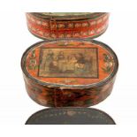 Ovale spanen doos, vroeg 19e eeuw, met decor van familie aan tafel (prent) op rood fond 30 x 45,