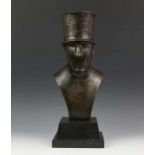 Bronzen buste; man met hoge hoed, gesigneerde Elic Nodelmann. h. 32 cm.