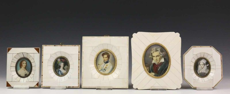 Vijf potretminiaturen op ivoor; o.a. Beethoven. De lijsten met ivoor en parelmoer versierd.
