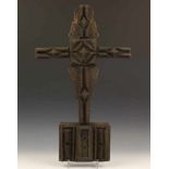 UDA, houten kruis, ca. 1900, zgn. 'tramp art' h. 57 cm.