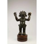 Benin, bronzen beeld van staande vrouwfiguur met opgeheven armen, rokje, sieraden en opgebonden