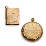 Twee 14krt. gouden medaillons, 19e/20e eeuw. Eén in de vorm van een boek bruto 7,7 gr.