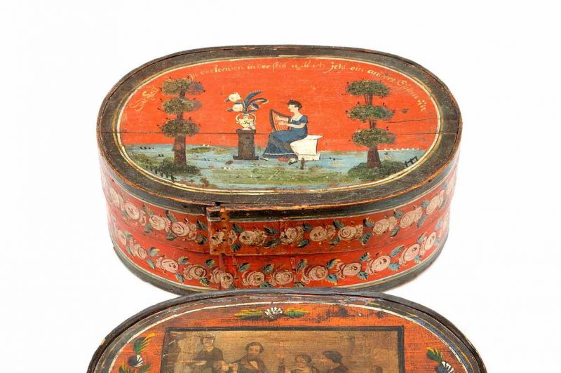 Ovale spanen doos, vroeg 19e eeuw, met decor van harspelende vrouw op rood fond en tekst rondom 'Zie