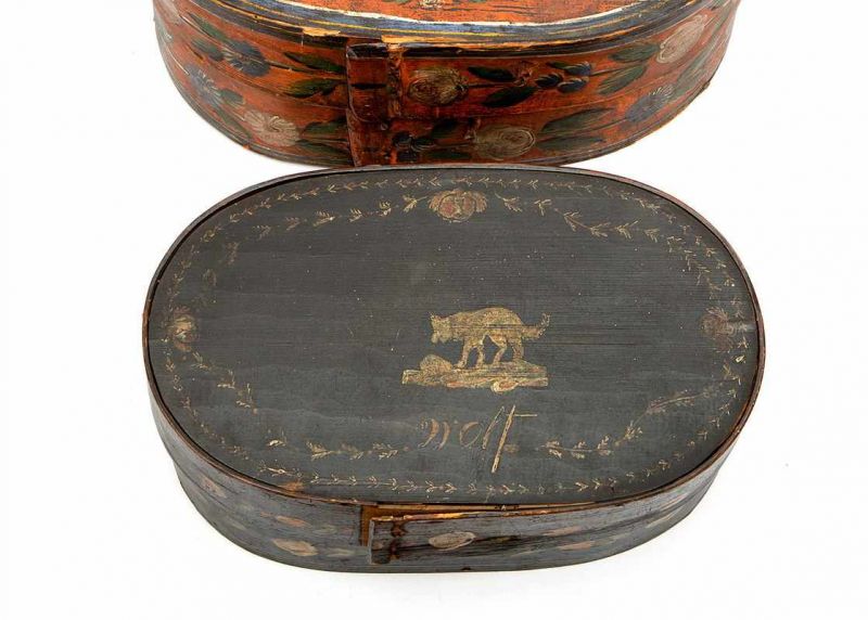 Ovale spanen doos, vroeg 19e eeuw, met decor en tekst 'Wolf', de rand met tulpen 23 x 39, h. 14 cm.