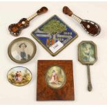 Diverse objets de vertu, 19e eeuw, w.o. portretminiaturen en schildpad miniatuur muziekinstrumenten
