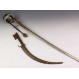 Officierssabel en Oosters gekromd zwaard in bewerkt houten schede. L. 105 en 62 cm.
