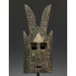 Mali, Dogon, miniatuur walu masker met stippendecor beschilderd. h. 30 cm.