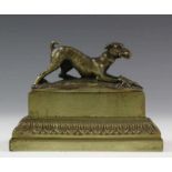 Bronzen inktpot, ca. 1900, de deksel bekroond met jachthond met gevangen konijn. br. 11 cm.
