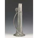 Tinnen vaas, 'Tudric', ontwerp Archibald Knox; met gestileerd handvat met boomtakken. Aan de