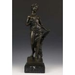 Bronzen sculptuur; Staande vrouw met rozenkrans h. 43 cm.