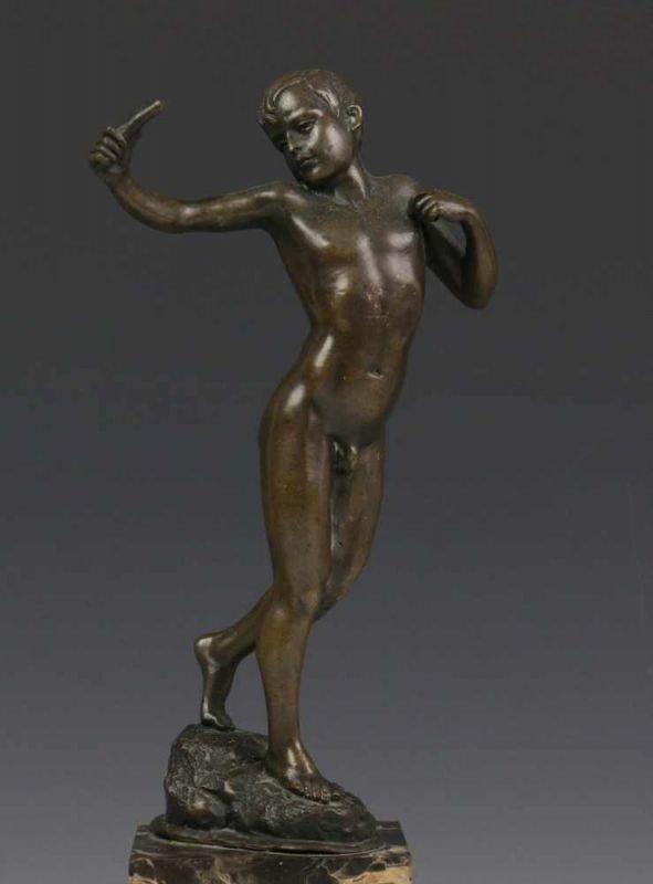 Bronzen sculptuur, ca. 1930; Naakte jongen met katapult. Op marmeren voet h. 19 cm.