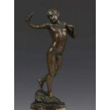 Bronzen sculptuur, ca. 1930; Naakte jongen met katapult. Op marmeren voet h. 19 cm.