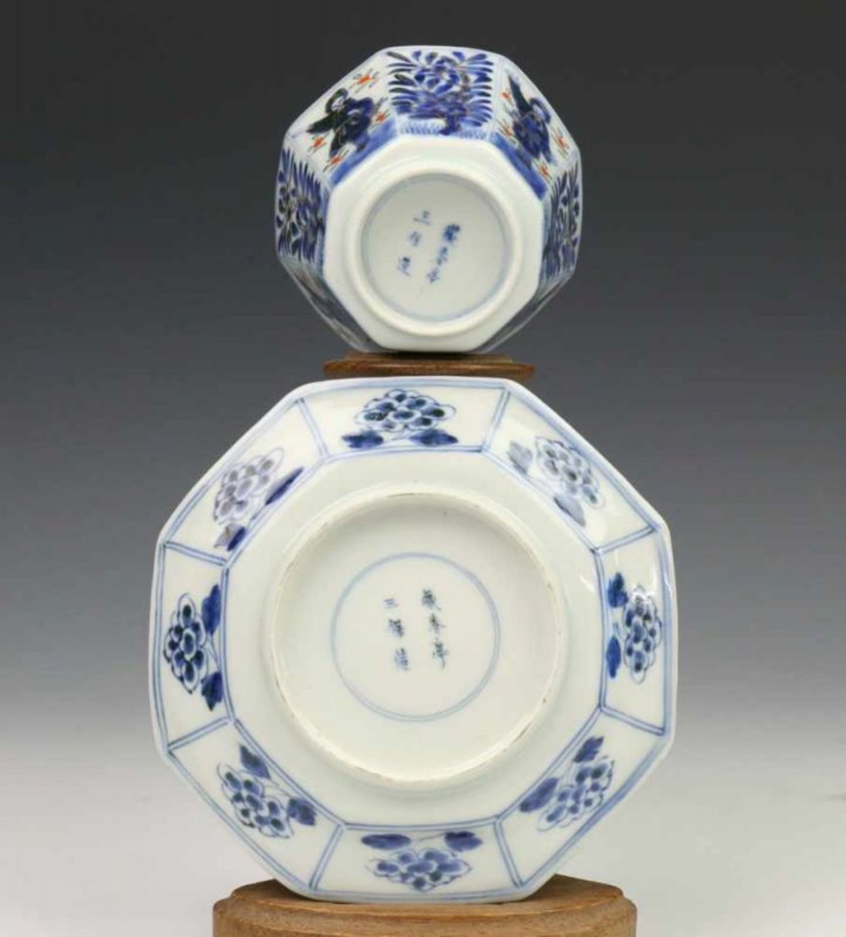 China/Japan, serie van zes blauw-wit porseleinen kop en schotels, 19e eeuw, met decor van lange - Image 3 of 3