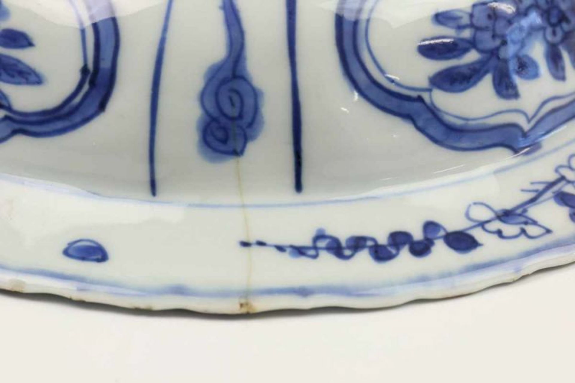 China, blauw-wit porseleinen kom, Wanli, met decor van twee herten, de rand met kostbaarheden ( - Image 4 of 4
