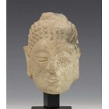 India (?), antiek stenen hoofd, met opgebonden ushnisa, een flank van gelaat verkleurd. h. 9 cm. [1]