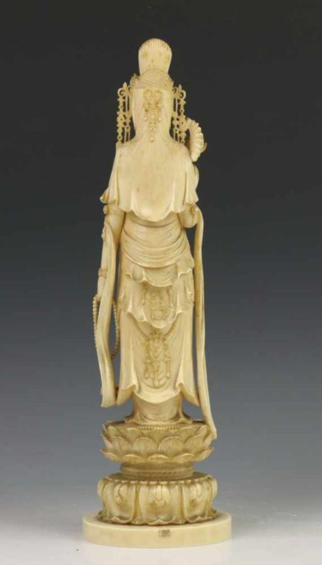 China, ivoren snijwerk, 19e eeuw; Liggend figuur met opiumpijp in de hand. Gesigneerd met vier - Image 4 of 6