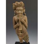 India, gestoken houten sculptuur; Fluitspeelster h. 45 cm. [1]