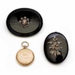 Twee ovale onyx broches en een gouden medaillon Beiden broches met een zilveren applique op de