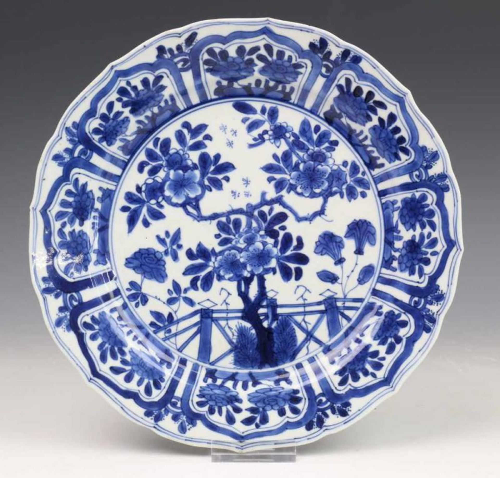 China, paar blauw-wit porseleinen borden, Kangxi, met decor van bloesemboom bij hekwerk, de rand met - Image 2 of 5