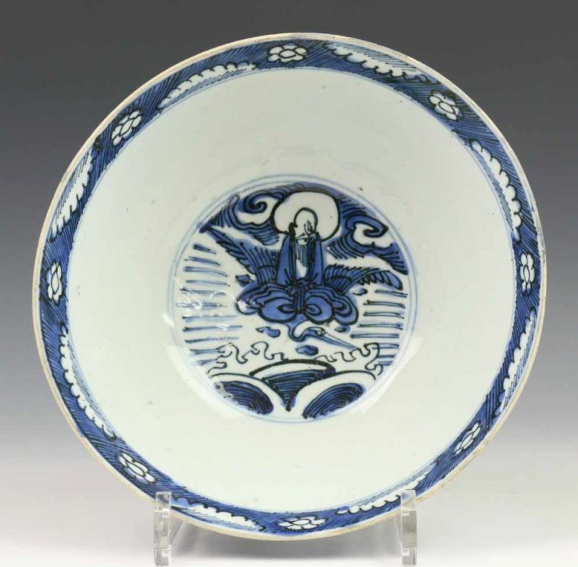 China, blauw-wit porseleinen kom, Wanli, met vol decor van karakters en medaillons waarin twee - Image 2 of 4