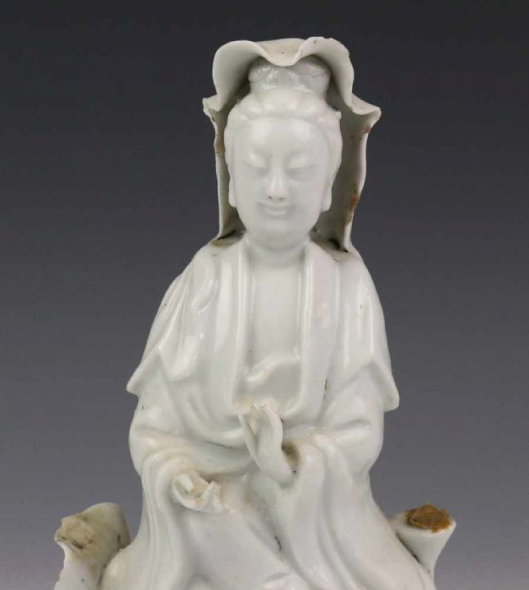 China, blanc-de-Chine Guanyin, gezeten op hoge lotustroon (beschadigd.) h. 22,5 cm. [1] - Image 2 of 3