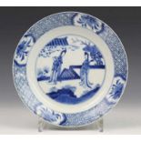 China, blauw-wit porseleinen bord, Kangxi, met decor van twee lange lijzen bij hekwerk, de rand