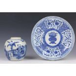 China, blauw-wit porseleinen gemberpot en bord, 19e eeuw. Gemerkt 4-karaktermerk Kangxi [2]