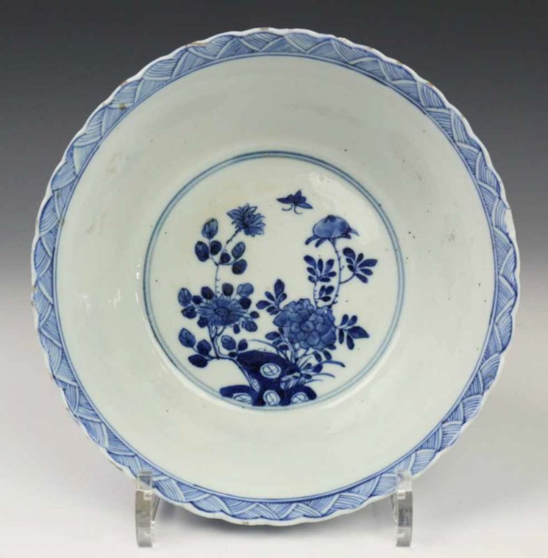 China, paar blauw-wit porseleinen kommen, 19e eeuw, met gestileerd decor van lotussen. Gemerkt - Image 5 of 6