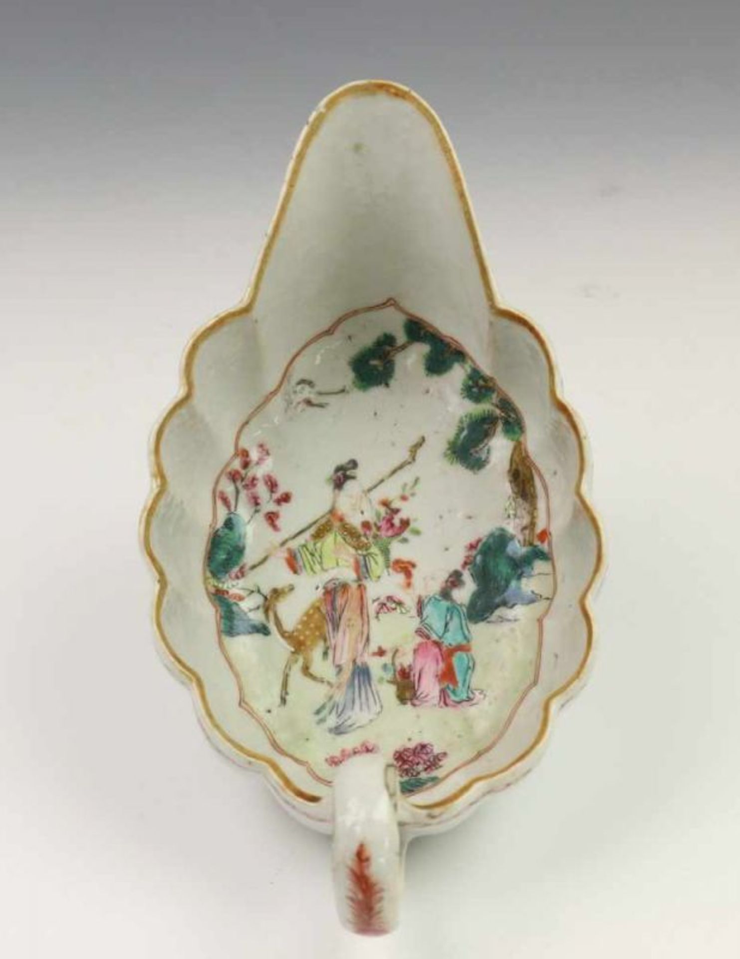 China, famille rose-verte gelobde sauskom, Qianlong, met decor van paddenstoel plukkende - Image 3 of 4