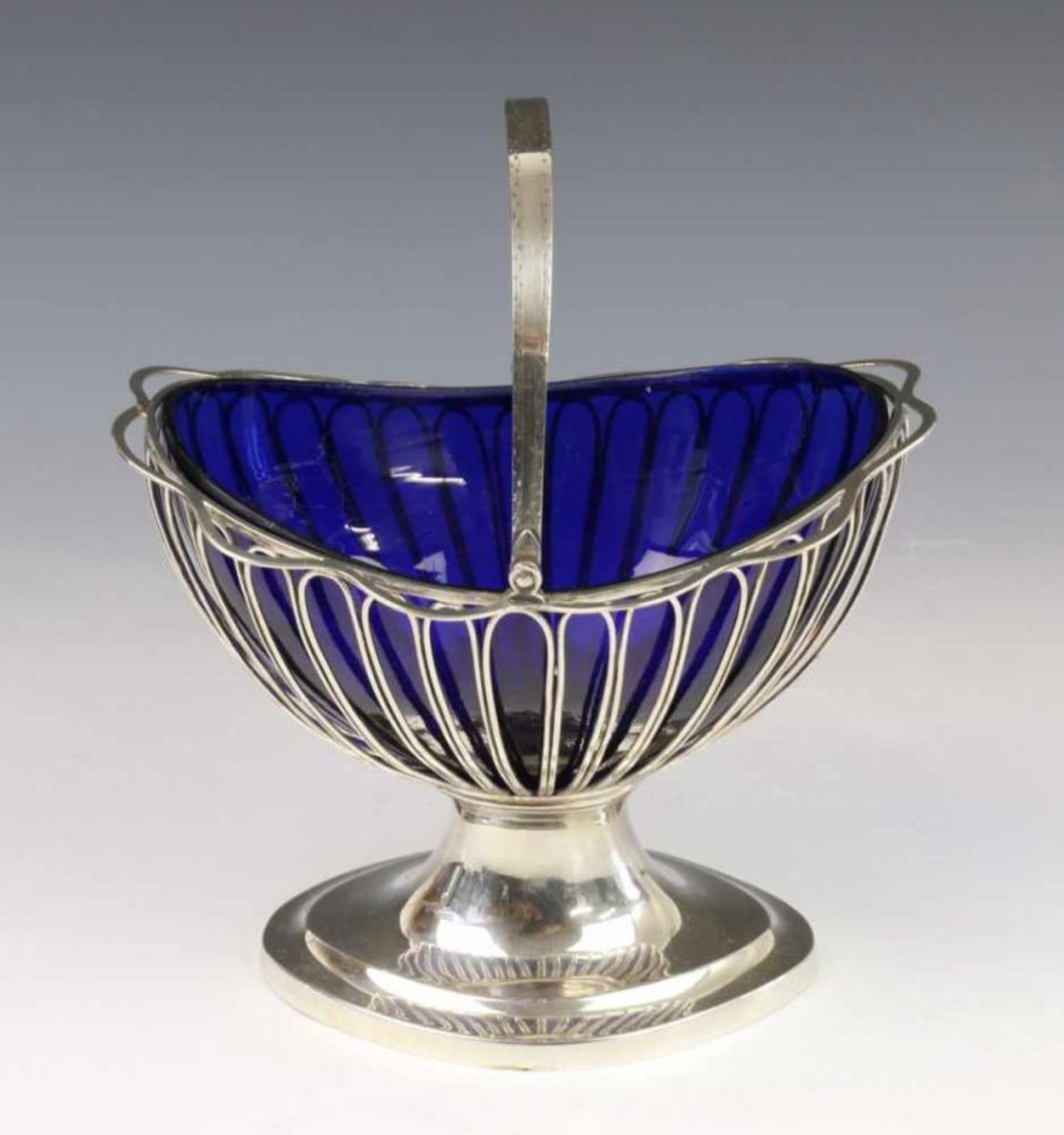 Suikermandje, ca. 1800, gevormd door bogen zilverdraad, met hengsel en blauw glazen binnenbak, op - Image 2 of 4