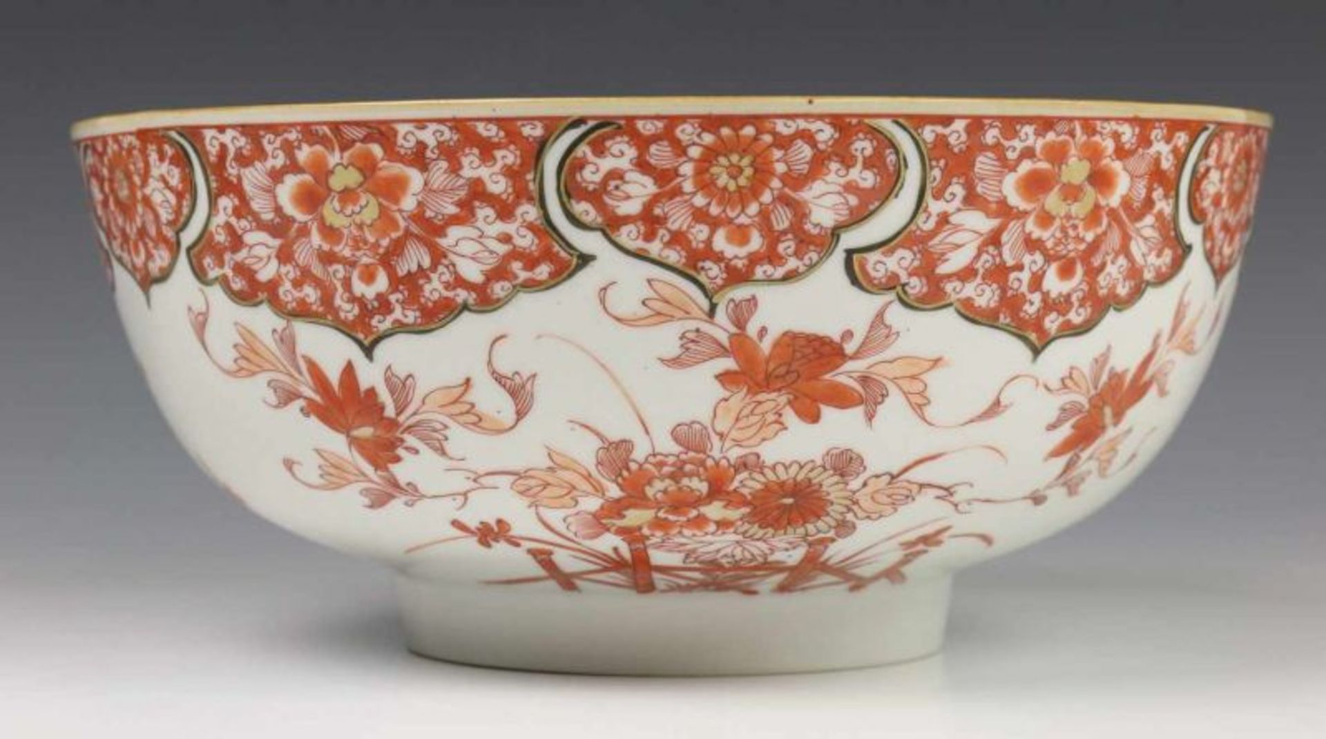 China, porseleinen kom, 18e eeuw, met rood-verguld decor van goudvissen, de rand met cartouches (