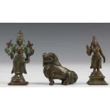 China, antiek bronzen kleine kylin en India, twee kleine bronzen beeldjes van Vishnu, ca. 1900. h.