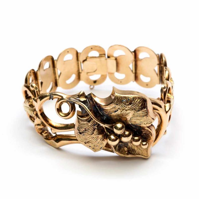 Gouden armband, Biedermeier, in het midden een groot wingerdblad en druiventros. Krullende schakels,