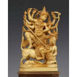 India, gestoken ivoren groep, ca. 1930; Godin Durga met tien armen waarin wapens, staande op een