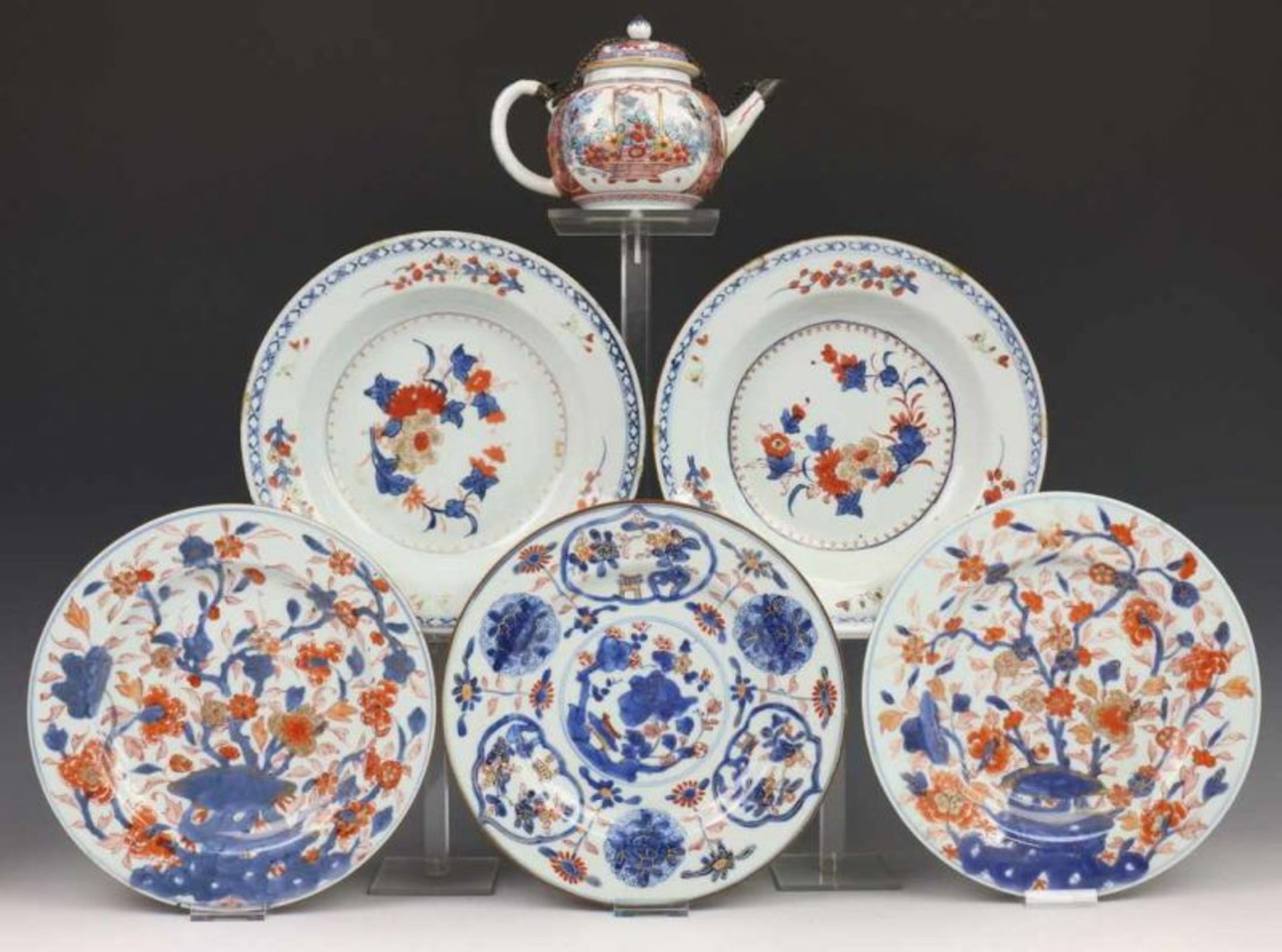 China, Amsterdams Bont trekpotje en vijf Imari borden, 18e eeuw (beschadigd). Hierbij Japan, defecte