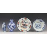 China, famille verte bord, 18e eeuw en blauw-wit porseleinen kom, 'moonflask' en vaasje, 19e eeuw,