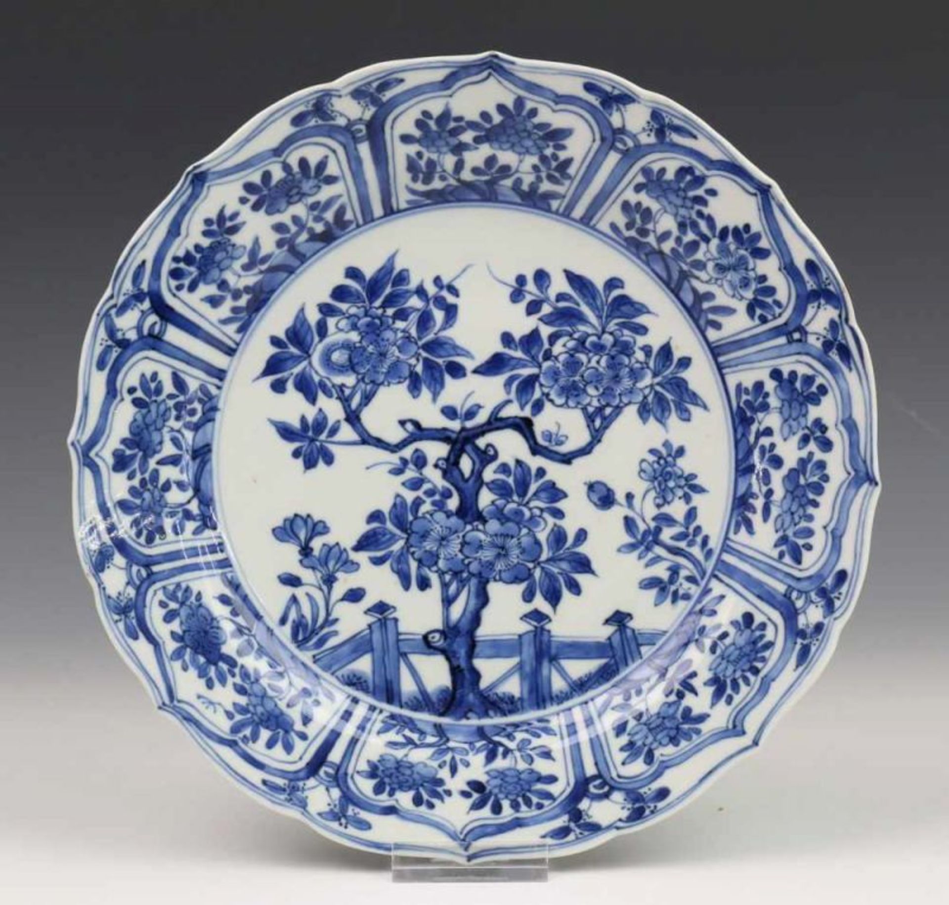 China, paar blauw-wit porseleinen borden, Kangxi, met decor van bloesemboom bij hekwerk, de rand met - Image 4 of 5