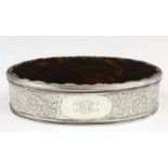 Oval silver box, after the antique. With engravings of leafs and tortoise lid. False Amsterdam