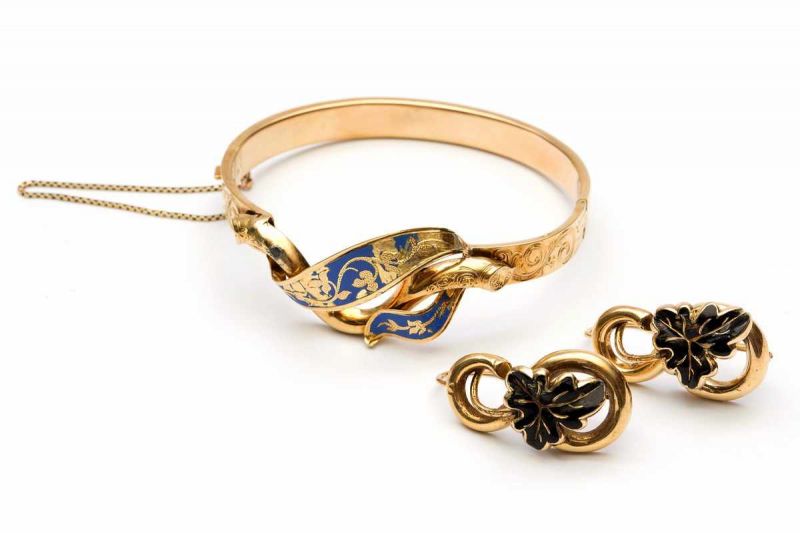 Gouden slavenarmband en een paar oorhangers, Biedermeier. Oorhangers met wingerdvormen, versierd met