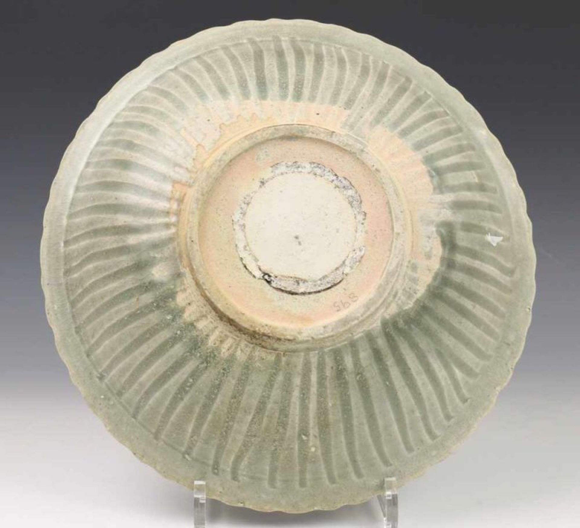 China, antiek celadon kom met ingegrifte band rond de geribde rand diam. 28 cm. [1] - Image 4 of 4