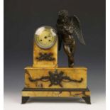 Frankrijk, pendule met verguld geciseleerd bronzen wijzerplaat, ca. 1820, in Siënna marmeren kast
