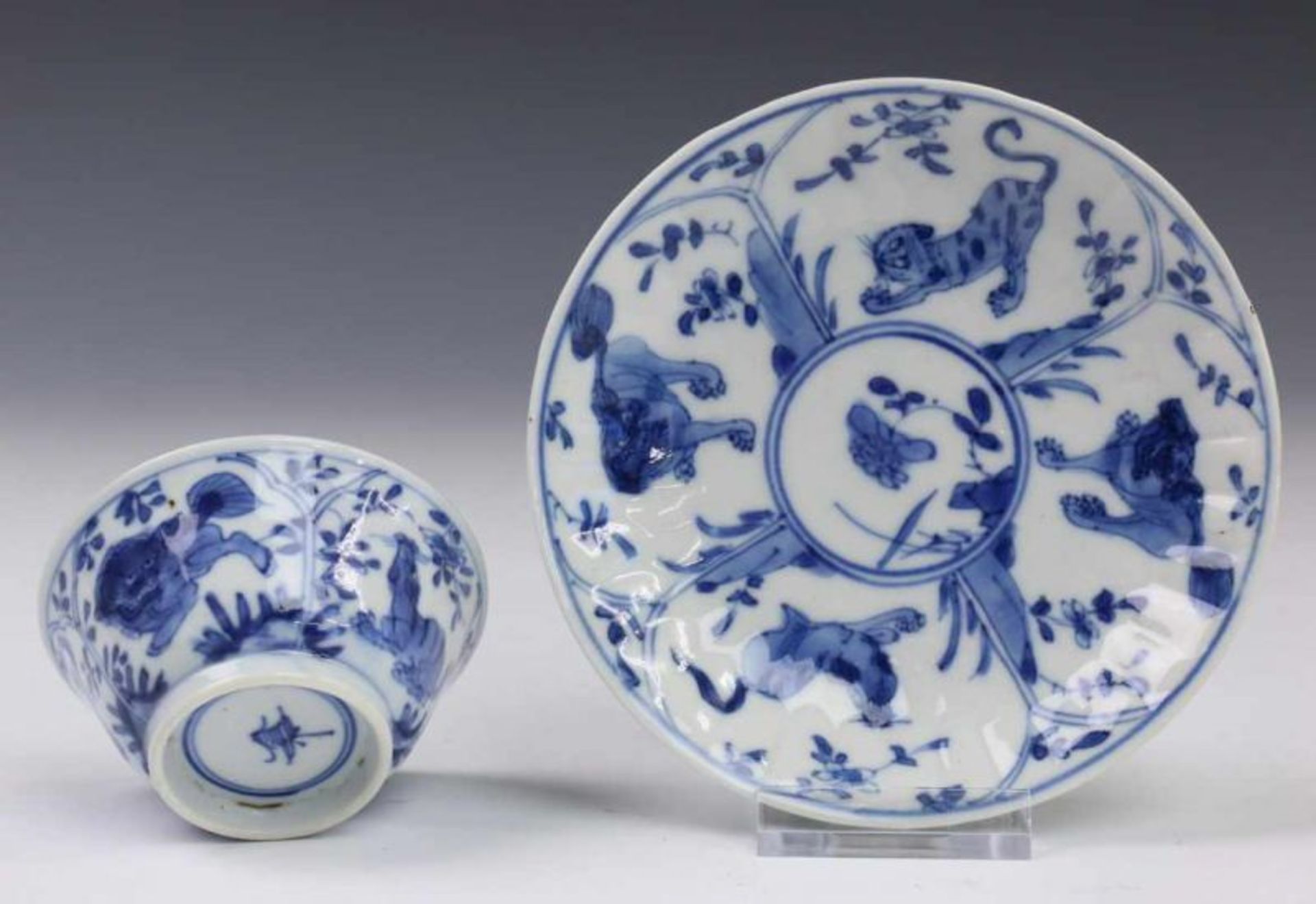 China, elf blauw-wit porseleinen koppen en twaalf schotels, 18e en 19e eeuw, in drie soorten (drie - Image 4 of 4