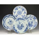 China, vier blauw-wit porseleinen borden, 18e eeuw (twee licht beschadigd) diam. 22 en 23 cm. [4]