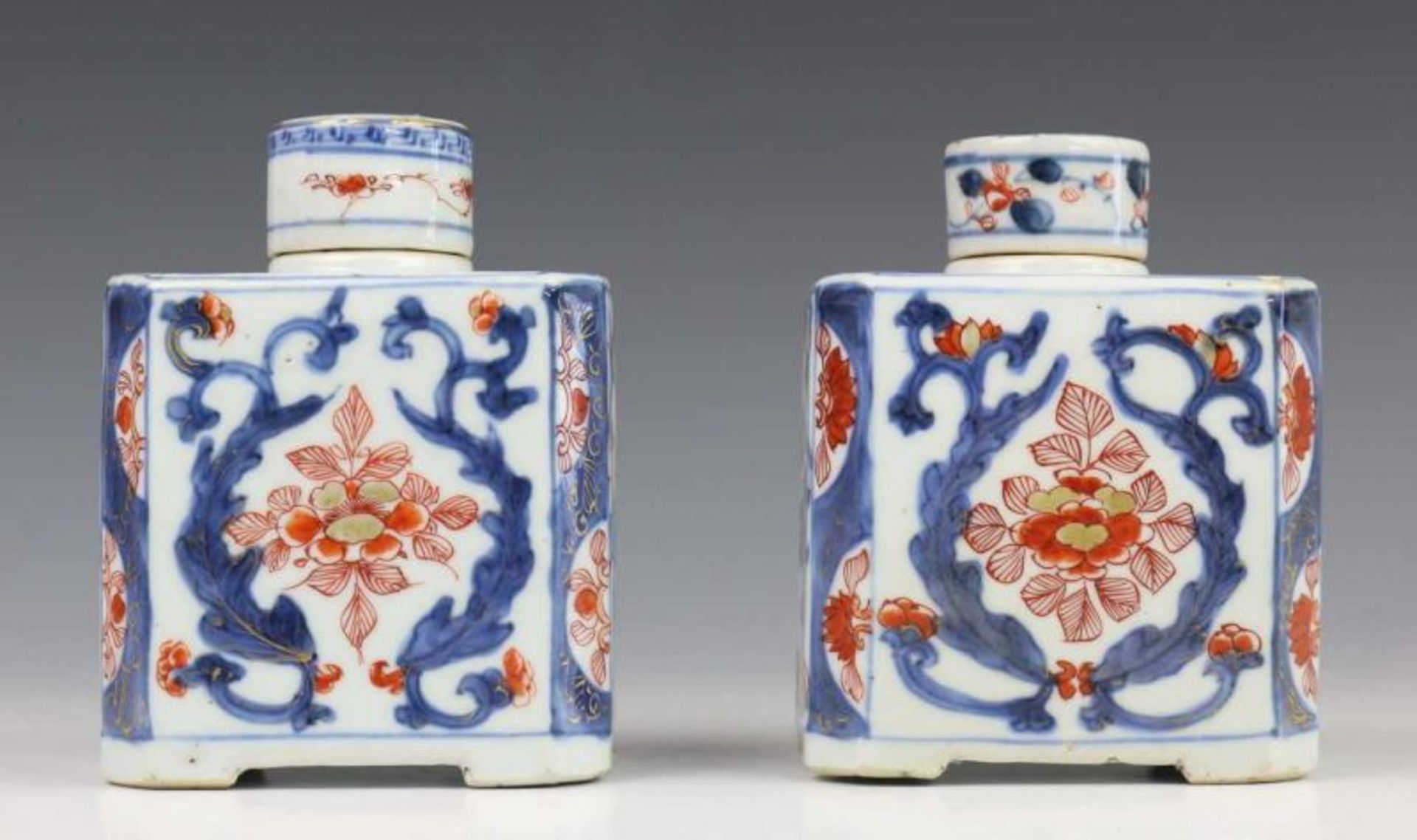 China, paar kantige Imari theebussen, 18e eeuw, met decor van bloesem (één deksel different) h. 12