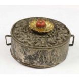 Tibet, ronde zilveren amulethouder, 19e eeuw, met gedreven motieven, centraal vergulde lotus