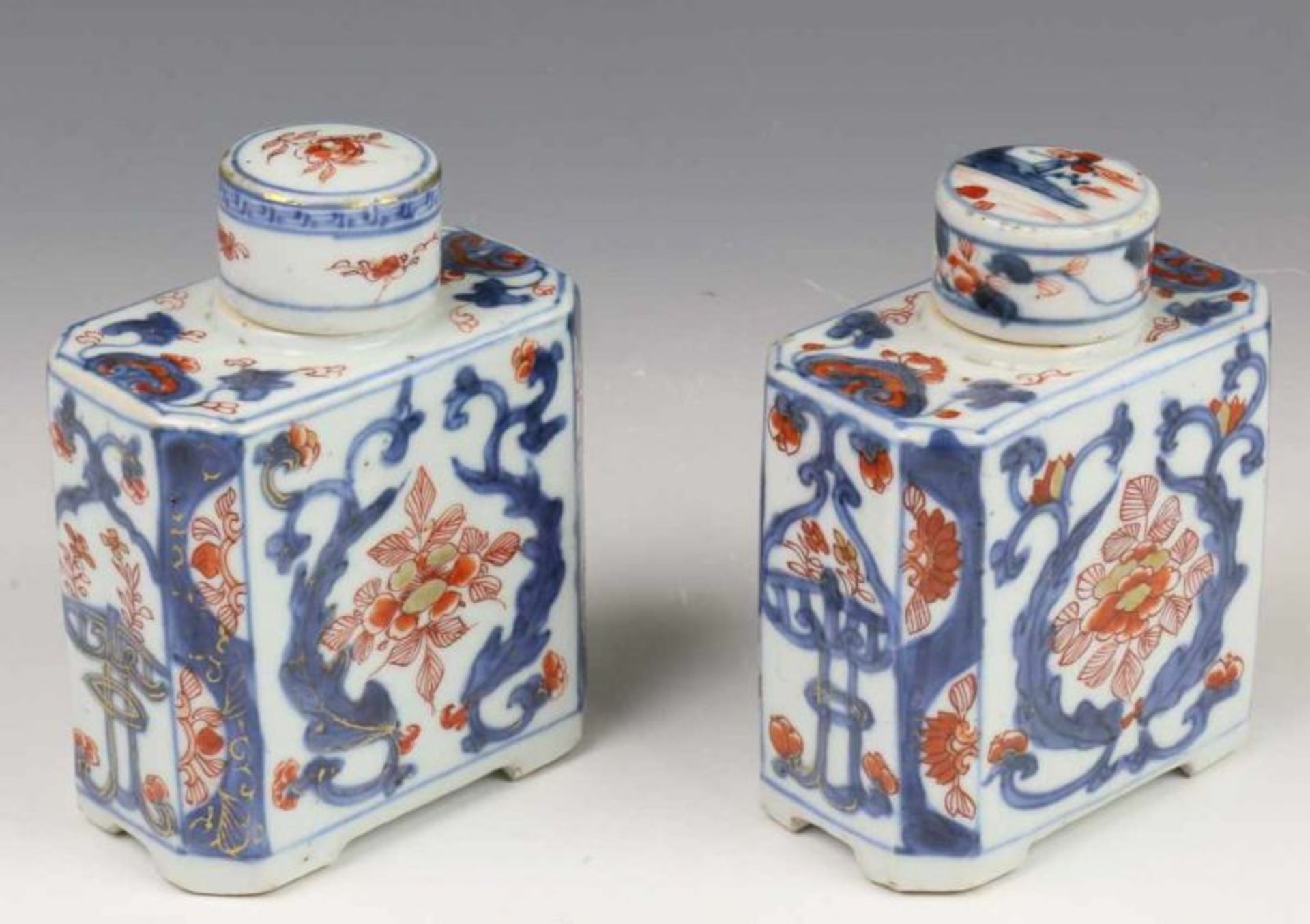 China, paar kantige Imari theebussen, 18e eeuw, met decor van bloesem (één deksel different) h. 12 - Image 2 of 2