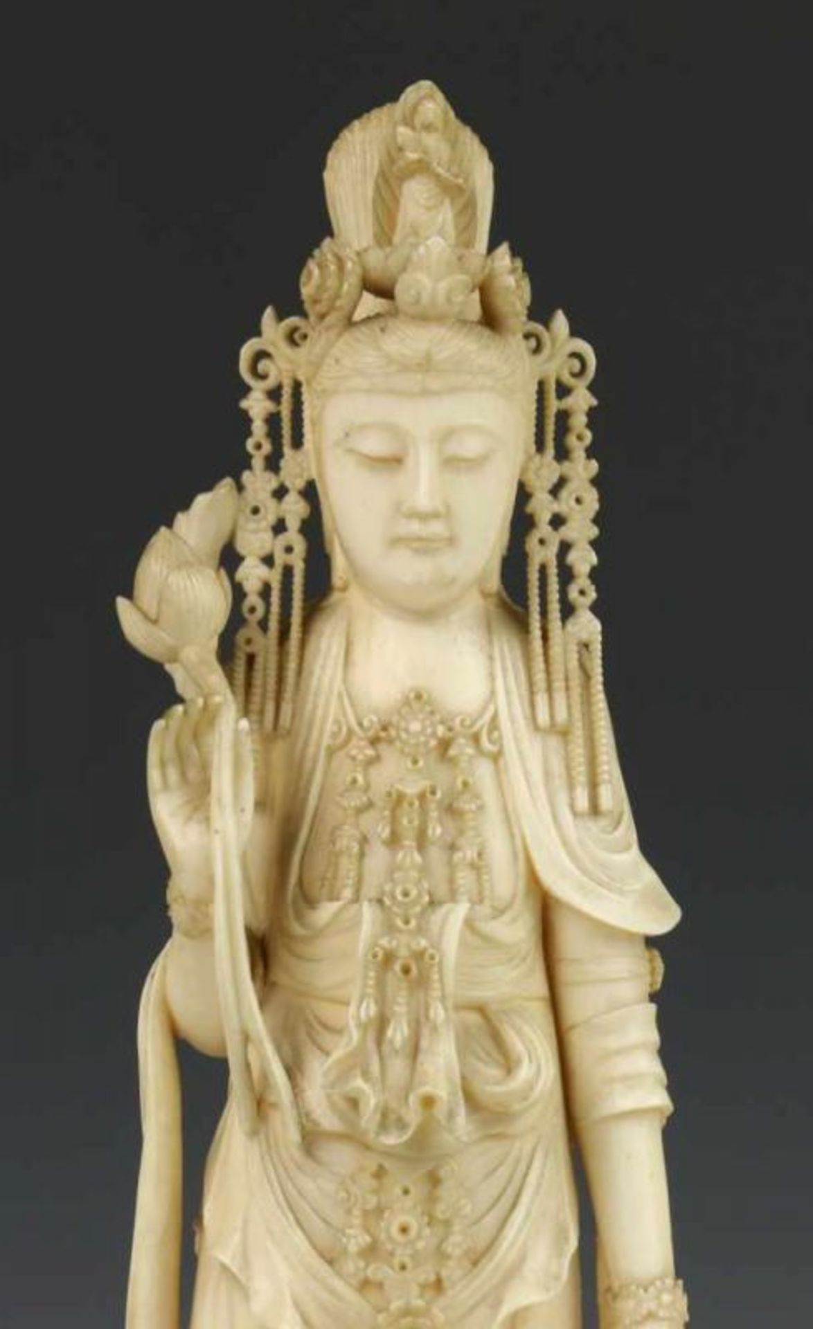 China, ivoren snijwerk, 19e eeuw; Liggend figuur met opiumpijp in de hand. Gesigneerd met vier - Image 3 of 6