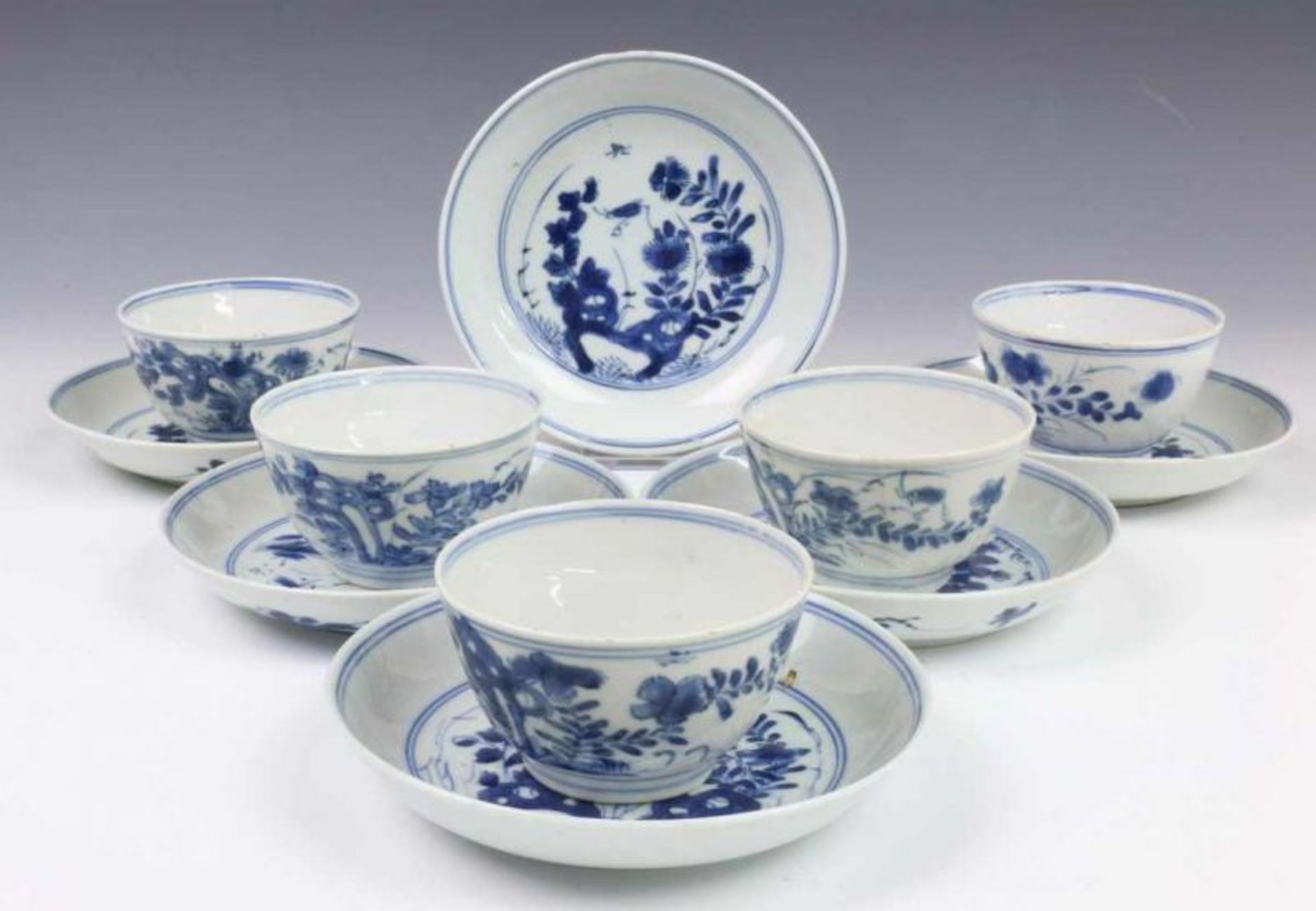 China, elf blauw-wit porseleinen koppen en twaalf schotels, 18e en 19e eeuw, in drie soorten (drie