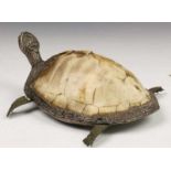 Tibet, metalen schildpad met gemonteerd schildpad schild, de onderzijde met mandala l. 18 cm. [1]